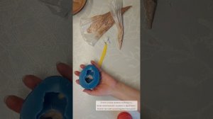 Этапная заливка силиконового молда шоколадом разного цвета