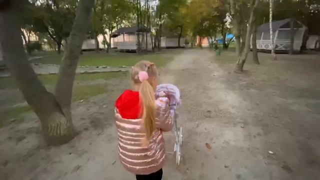 У Алисы новый малыш ЛЕНИВЕЦ ТЁМА !!! Идём на прогулку с коляской! смотреть онлайн