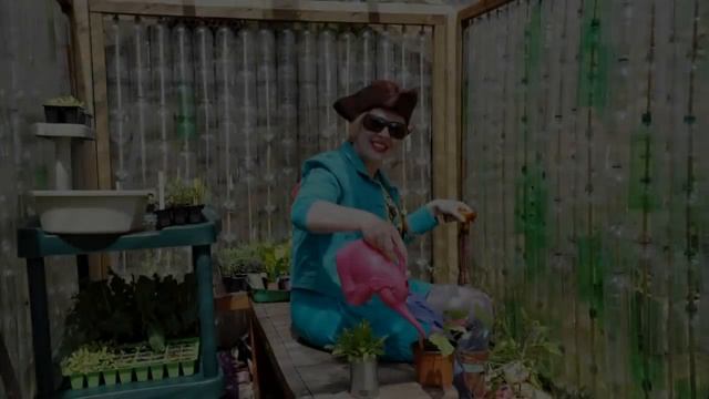 Теплица из пластиковых бутылок. Творческий подход и экономия смотреть онлайн