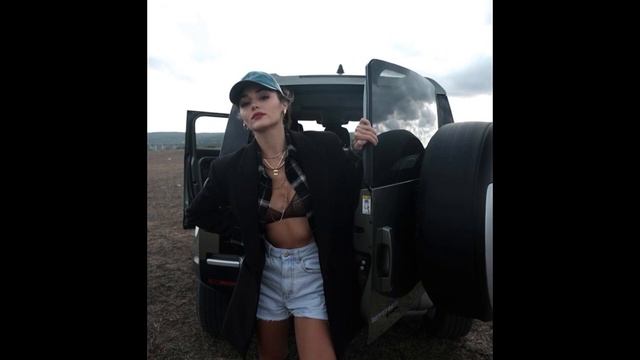 Hande and Kerem caught while holding hands! смотреть онлайн