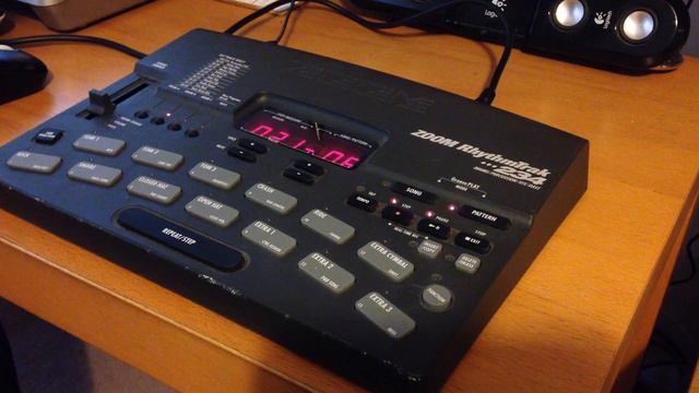 Making a hip hop beat on the Zoom RhythmTrak 234 Drum Machine смотреть онлайн