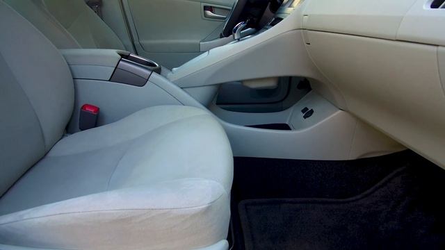 2012 Toyota Prius HB Two смотреть онлайн