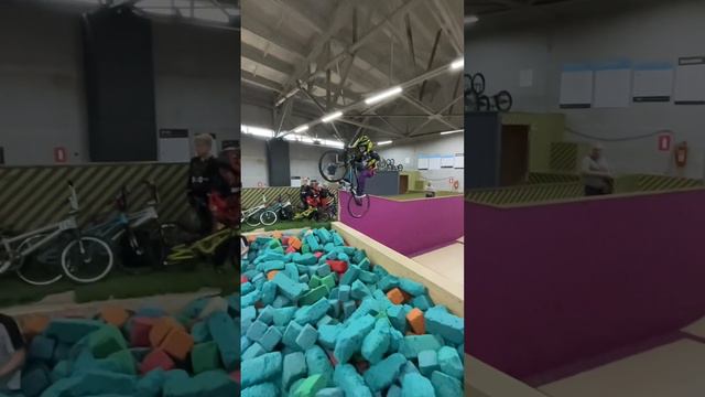 Учусь прыгать в поролоновую яму. BMX прыжки. Rampstroy House. смотреть онлайн