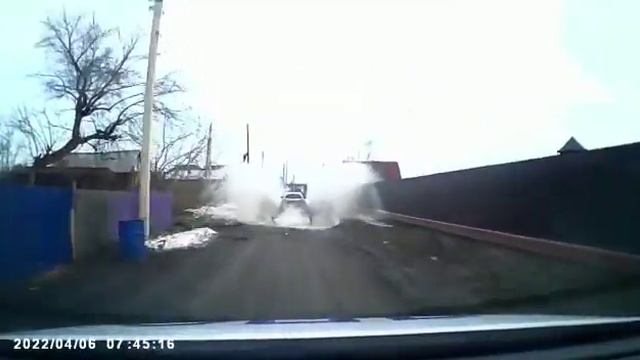 По ямам, по кочкам: эпичная погоня экипажа ДПС за подозрительным водителем 06.04.2022 смотреть онлайн