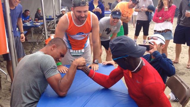 Ashton Eaton and Lopez Lomong Arm Wrestle for Clean Water | Hood To Coast 2014 Team World Vision смотреть онлайн