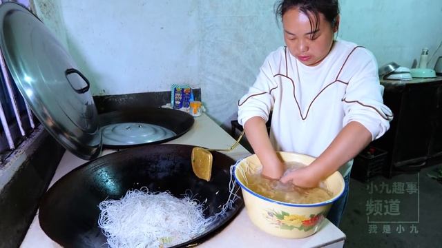 很久沒吃炒米粉，媳婦炒一大盆，一家人吃得津津有味 | Fried rice noodles. The whole family loves them смотреть онлайн