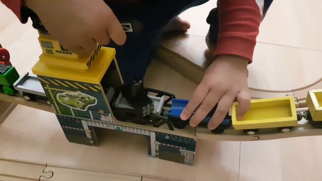 Thomas and Friends wooden railway with Hiro on spiral railway. gun toys for kids. смотреть онлайн