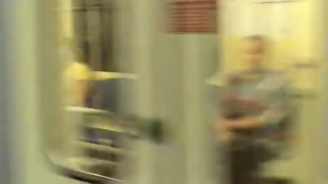 Москва 13,08,2013 спускаемся в метро Новогиреево, покупаем билеты смотреть онлайн