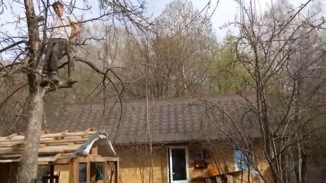 Ломаем старый сарай//Олег пилит ветки яблони смотреть онлайн