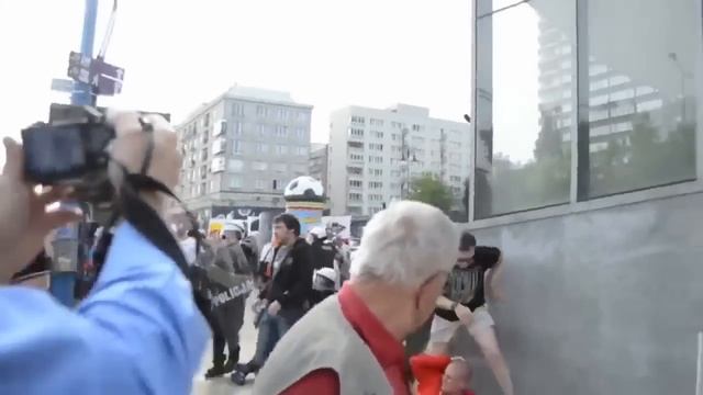 Русские фанаты бьют поляков за русска курва