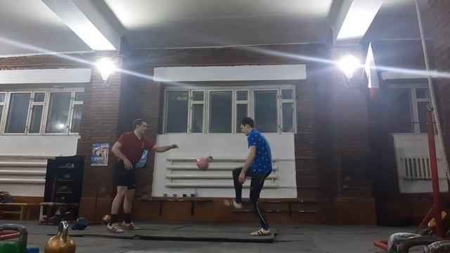 Поиграли в футбол гирей