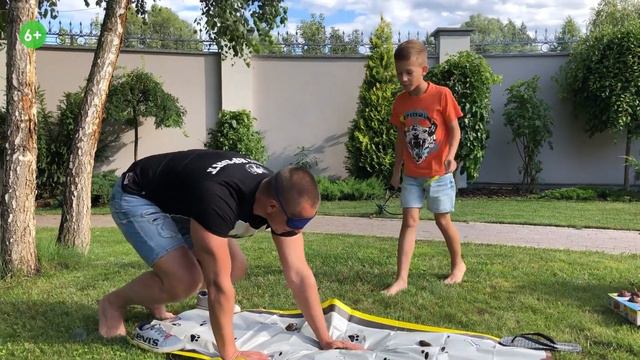 Не Наступи на кучку-ванючку Челлендж с ЗАКРЫТЫМИ Глазами 👀!!! Матвей vs Папа / Дети против взрослых смотреть онлайн