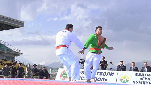 Темур Рахимов бо Шохрух. Дар хакикат Шохрух зур гуштин гирифт.