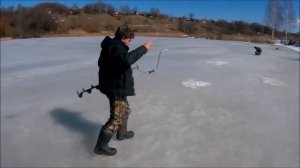 ЛАЙФХАК！！！КАК НАЙТИ РЫБУ ЗИМОЙ БЕЗ ЭХОЛОТА И ПОДВОДНОЙ КАМЕРЫ！