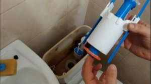 Установка арматуры сливного бачка и настройка слива унитаза