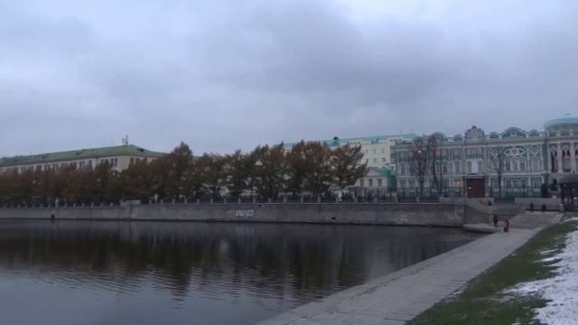 Ekaterinburg / Екатеринбург. Красивые городские виды, осень, городской пруд, трамваи смотреть онлайн