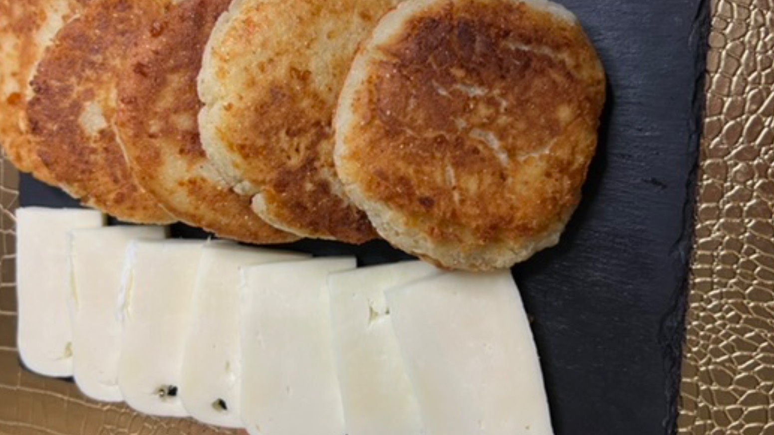 ЧВИШТАРИ-КУКРУЗНЫЕ ЛЕПЕШКИ С СЫРОМ