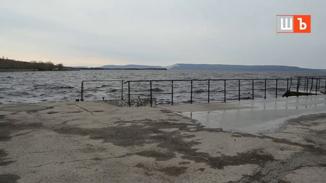 Теплоход "Ом-357" и сильный ветер на причале "Автоград" смотреть онлайн