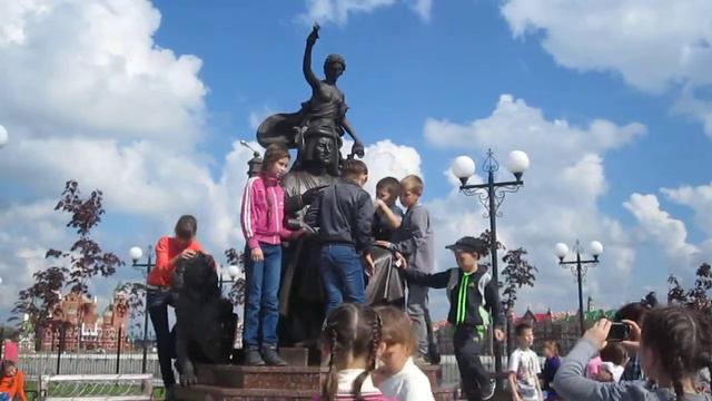 Дети в парке Медичи...Йошкар-Ола...Yoshkar-Ola Russia смотреть онлайн