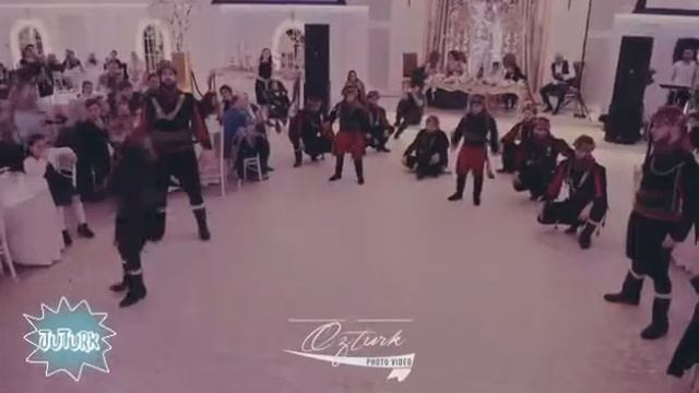 Kid performing Beautiful Ottoman Turkish dance on folk music смотреть онлайн