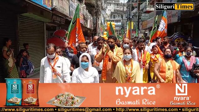 BJP candidate Shankar Ghosh spotted playing cricket amid election campaign (Bangla) смотреть онлайн