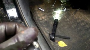 Демонтаж и ремонт регулятора вентилятора отопления Ниссан Тиида