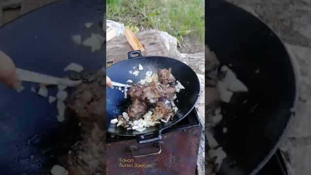 Мясо в казане на костре. Готовим на природе. Вкуснейший рецепт. смотреть онлайн