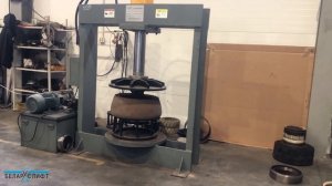 Демонтаж цельнолитых шин для погрузчиков