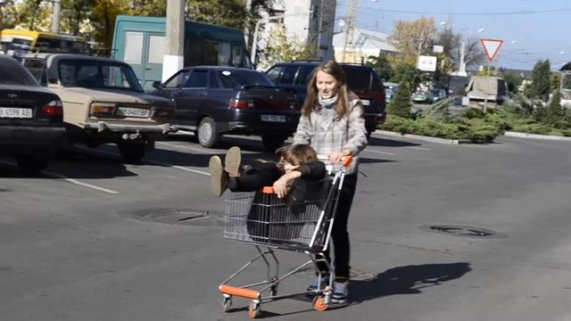Катание на тележке :D "3" смотреть онлайн