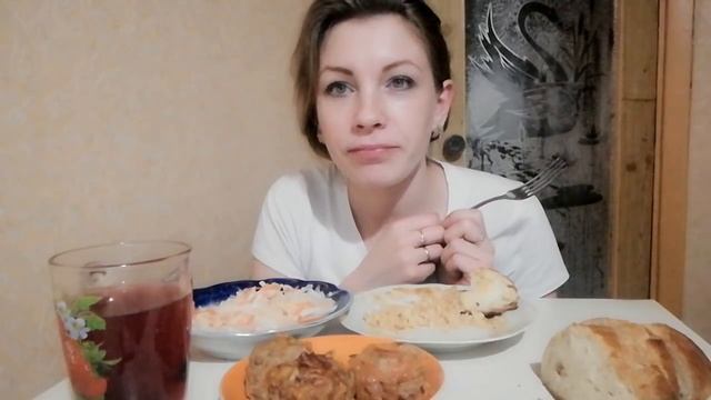 МУКБАНГ ВЕЧЕРЯ КАША АРНАУТКА С ФРИКАДЕЛЬКАМИ КАПУСТА КВАШЕНАЯ
