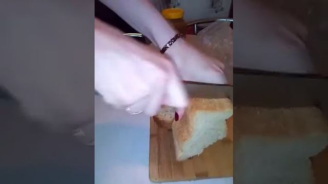 Учимся резать хлеб.... смотреть онлайн