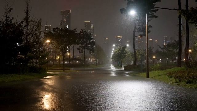 밤공원에 내리는 폭우, 자장가 빗소리, 불면증 해소 백색소음 ASMR смотреть онлайн