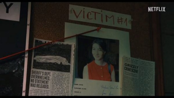 Уэнсдей играет на виолончели