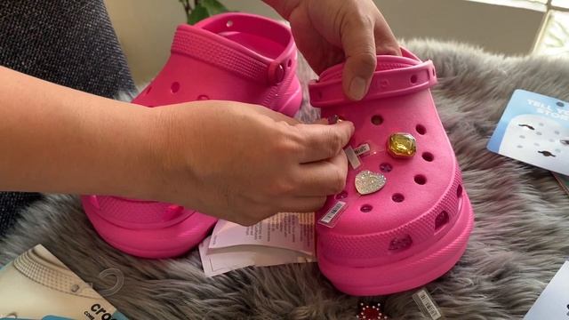 HOW TO PUT JIBBITZ ON YOUR CROCS and HOW TO TAKE IT OFF смотреть онлайн