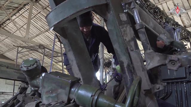 🔧 Специалисты МТО армейского корпуса группировки войск «Восток» обеспечивают ремонт и модернизацию смотреть онлайн