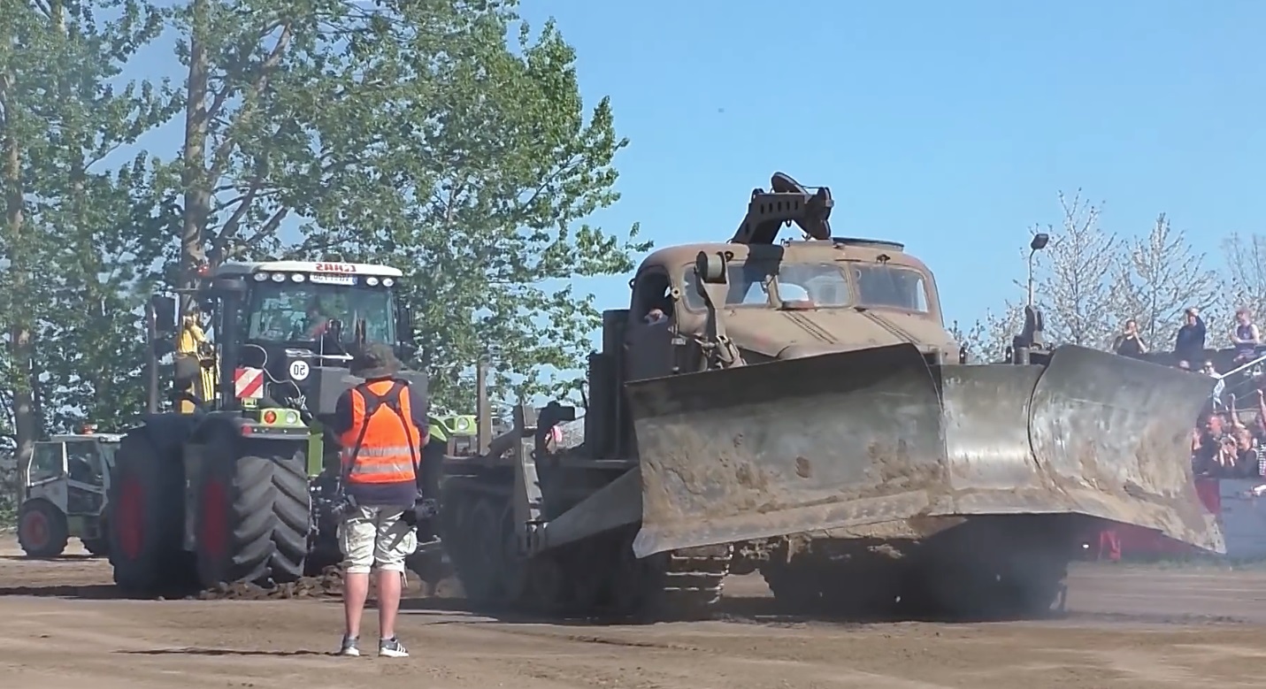 Гусеницы VS Колеса. Кто же кого сможет перетянуть? смотреть онлайн