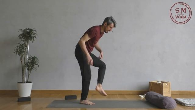 Эка Пада Галавасана. Как сделать позу для новичков. Видео разбор смотреть онлайн