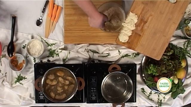 Talerz Smaków: Czernina Z Kluskami I Pierś Z Kaczki W Sosie Miodowym Z Jabłkami.