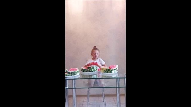 Как дети едят арбуз!?