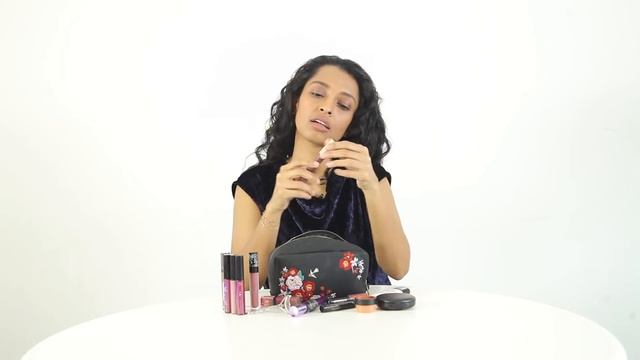 Shafira Umm | Inside Her Makeup Pouch смотреть онлайн