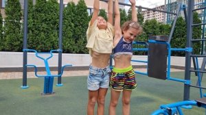 Ника меряется ростом с подругами