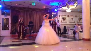 Русская невеста танцует армянский свадебный танец