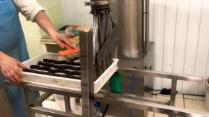 Вареный арахис формуем колбаской для конфет Метеорит