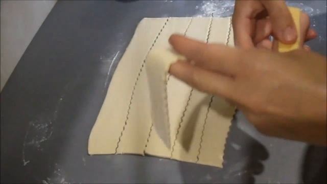 Рецепт вкуснейших сосисок в слоённом тесте с сыром !!! смотреть онлайн