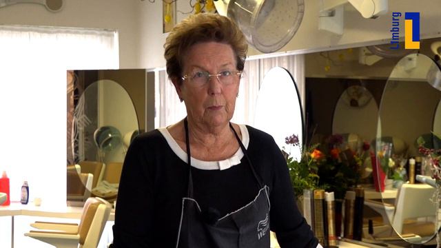 Kapster Corrie (74) grijpt overvaller bij nekvel in eigen zaak 🤬 | 1Limburg смотреть онлайн