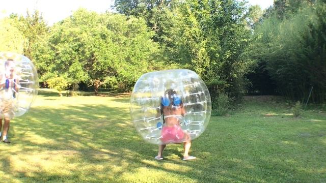 Bumper ball bubble battle! Funny lawn game. Bumper soccer fun смотреть онлайн