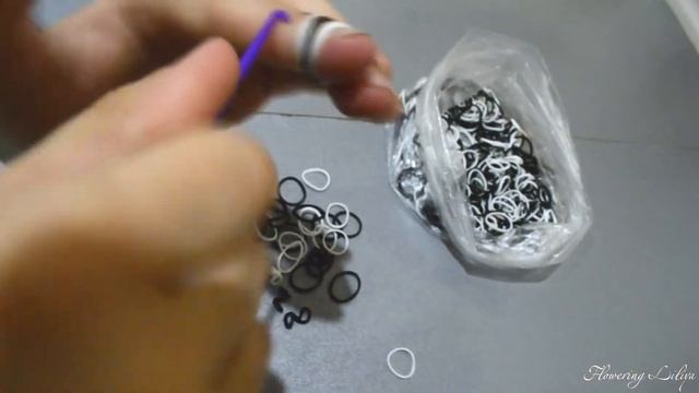 Плетение красивого браслета из резинок. Weave a beautiful bracelet from the gums. смотреть онлайн