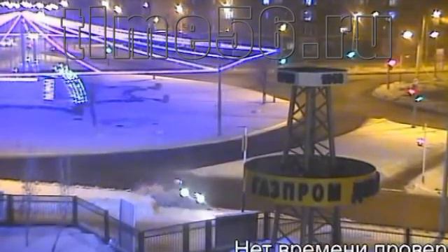В Оренбурге водитель Мерседеса въехал в столб с светофором time56 ru смотреть онлайн
