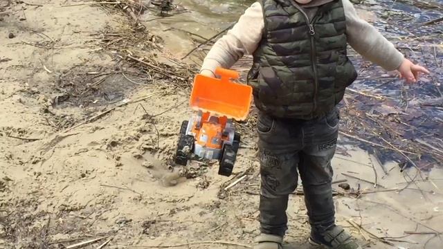 Артем играет в песке машинками / Экскаватор копает яму, ТРАКТОР смотреть онлайн