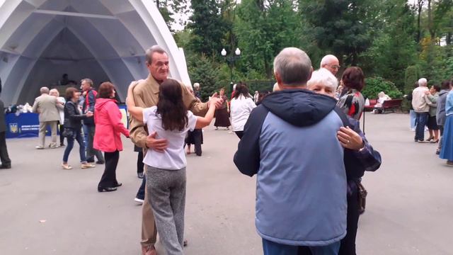 ЗНАЮ, ЖДЁШЬ МЕНЯ ТЫ ГДЕ-ТО! ТАНЦЫ В ПАРКЕ ГОРЬКОГО ХАРЬКОВ смотреть онлайн